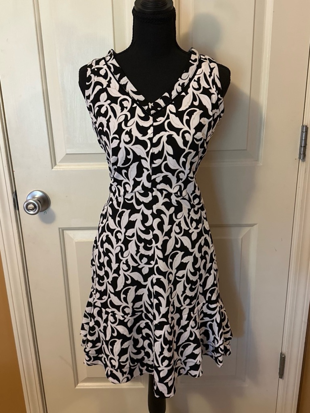 White House Black Market Black and White Sleeveless V-Neck A-Line Dress